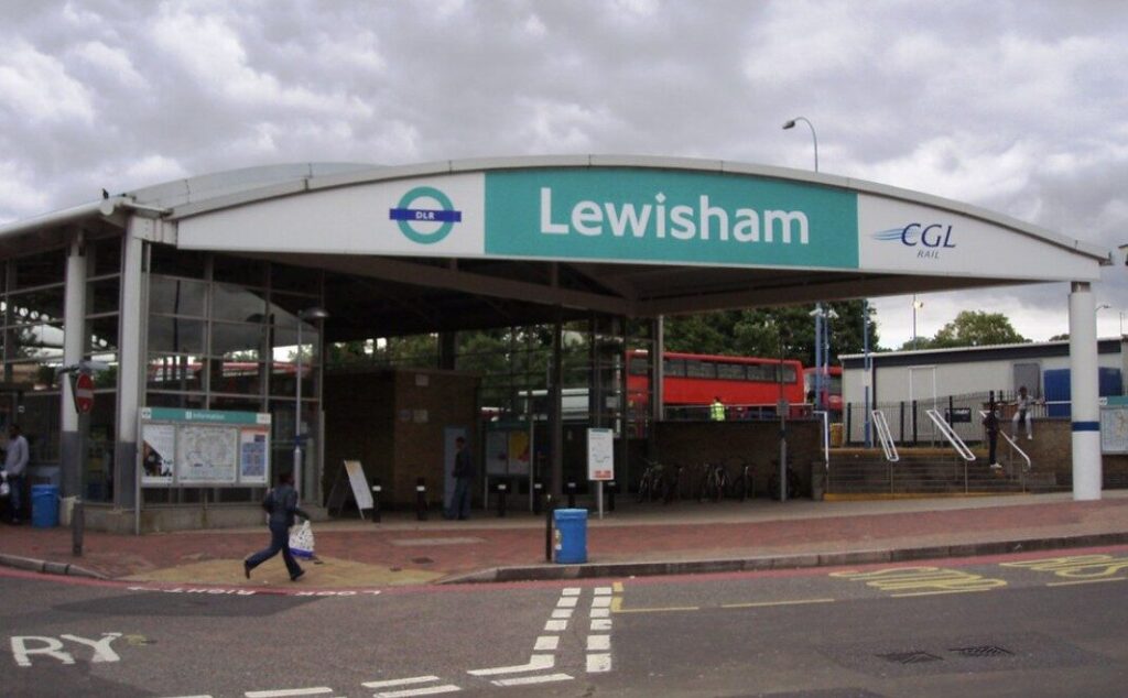 Teen Admits Knife Possession at Bromley Court