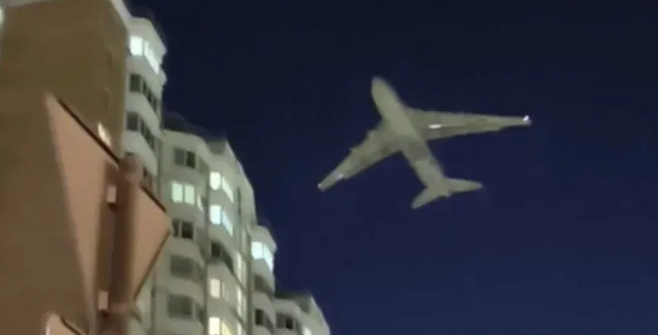 Giant Antonov-124 Dives Low Over Moscow Flats to Dodge Ukrainian Drone Swarm as Flights Grounded