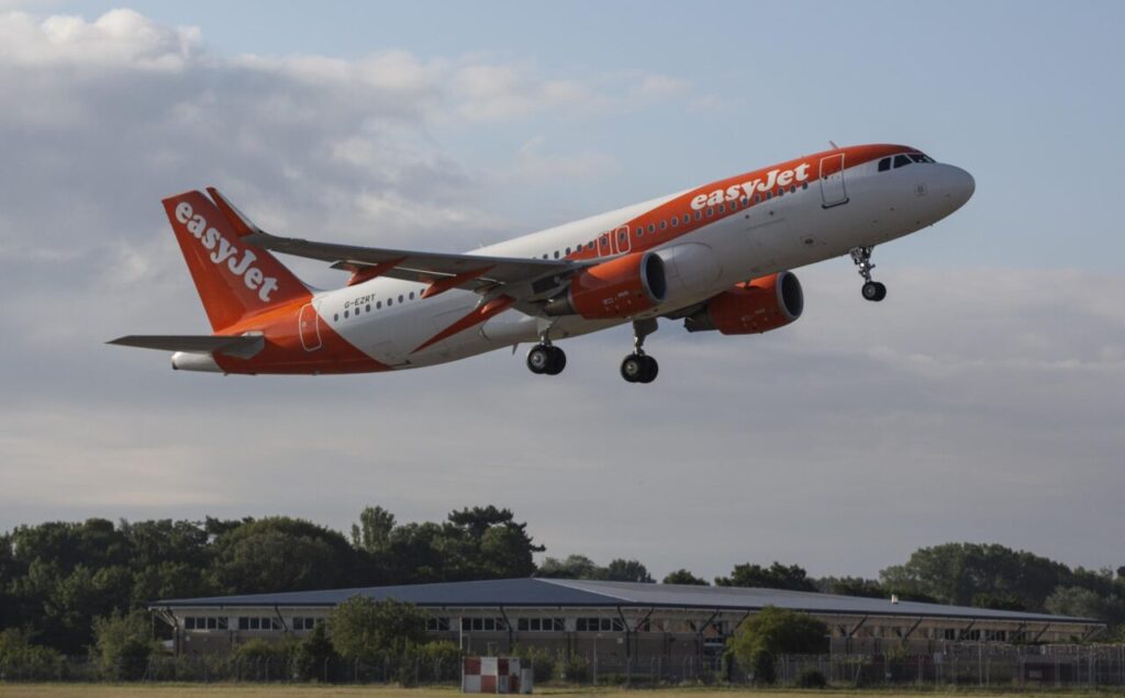 EasyJet Plane’s Heart-Stopping Near Miss at 170mph – Just 10 Feet From Disaster!