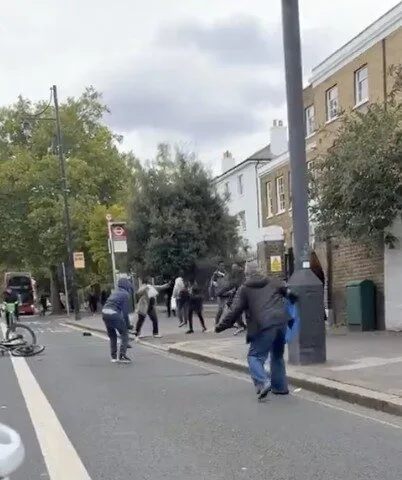 Knife Attack in Brixton Leaves Two 16-Year-Olds Injured – Police Appeal for Witnesses