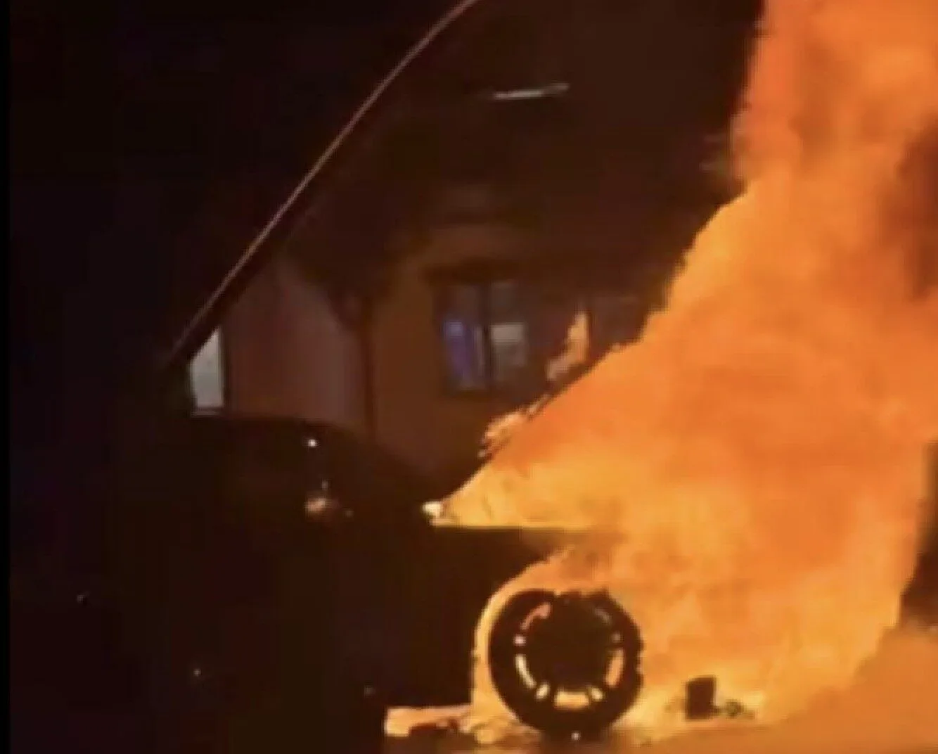 Blazing Car on The Highway: London Fire Brigade Douses Fiery Inferno, No Injuries Reported