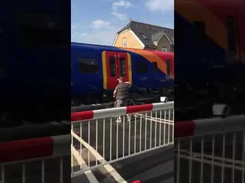 Watch this shocking behaviour that happened in North Sheen at the level Crossing