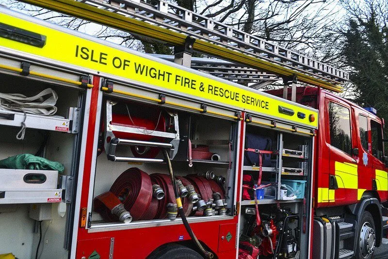 Isle of Wight Firefighters Battle Fierce Blaze Near Downend Newport – Smoke Seen for Miles