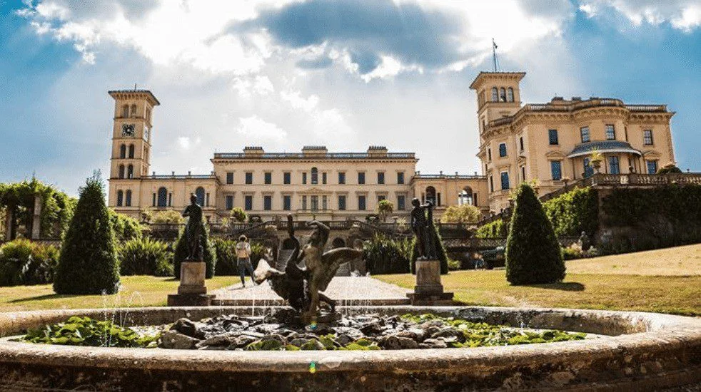 Police Smash Car Window to Rescue Dog Left Baking for 5 Hours at Osborne House – Owner Faces RSPCA Prosecution