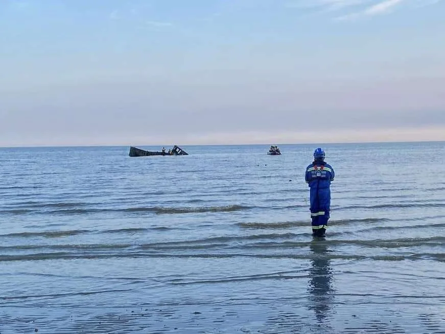 Tense Rescue at Camber Sands: Coastguard Saves Two Stranded on Rising Tide Wreck