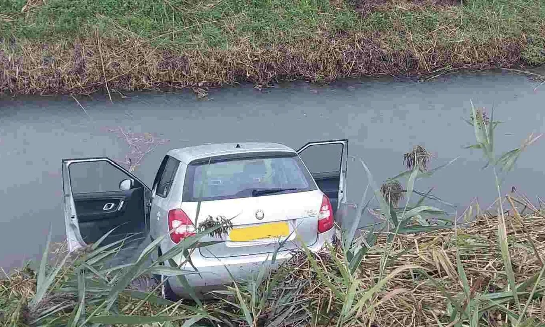 Car Slides into Shallow Water in Rye as Police Warn of Slippery East Sussex Roads