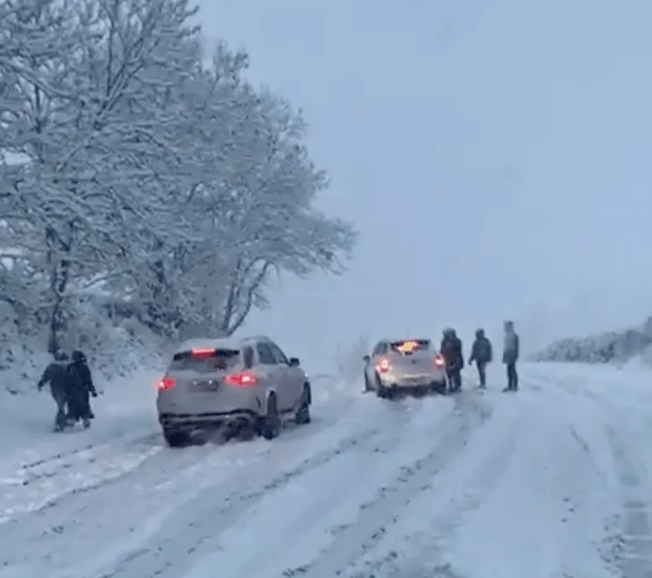 Arctic Blast Paralyzes UK: Roads Shut, 190 Schools Closed as Snowstorm Strands Hundreds