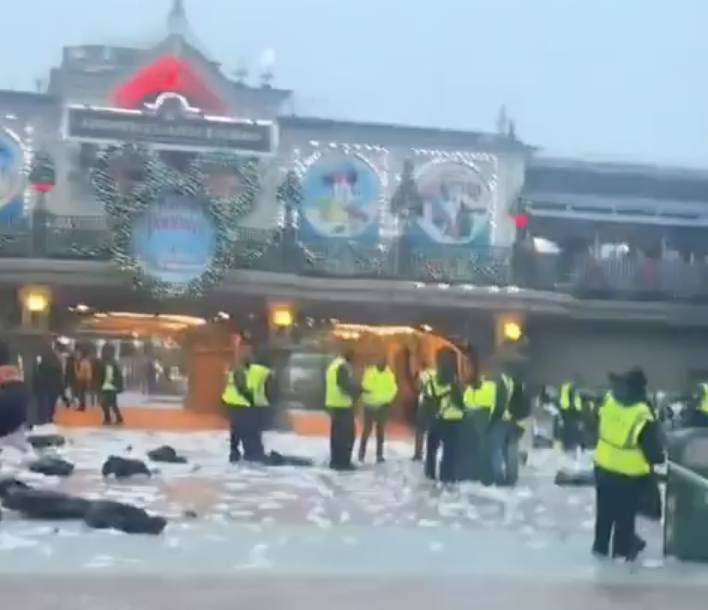 Disneyland Paris Dumped in Rubbish as Workers Protest – Kids Stumble Through Mess