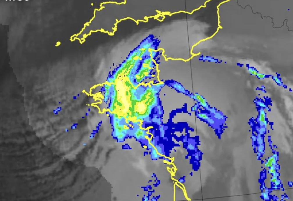 Christmas Day Chaos: 65mph Winds, Freezing Cold & Flood Alerts Hit UK This Festive Season