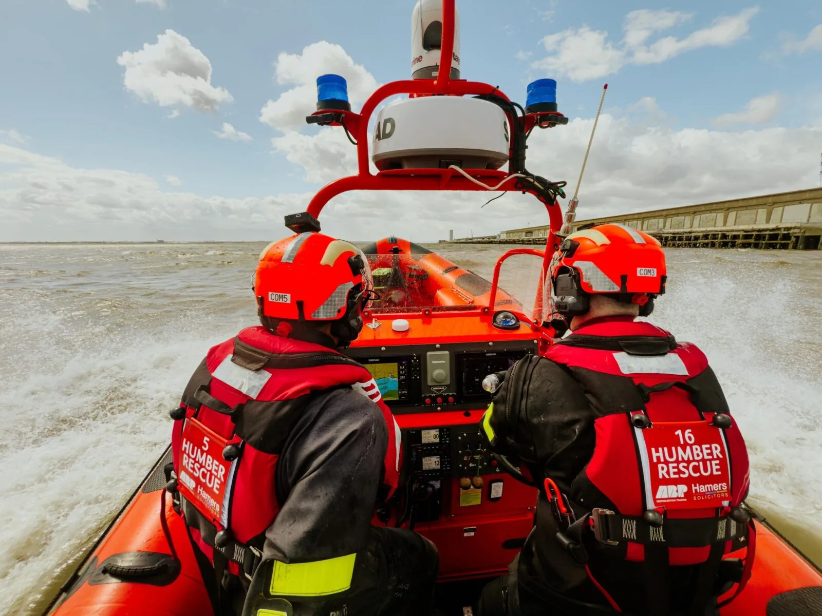 Brave Humber Lifeboat Crew Rescue Stranded Victim from Icy River Amid Fierce Tides