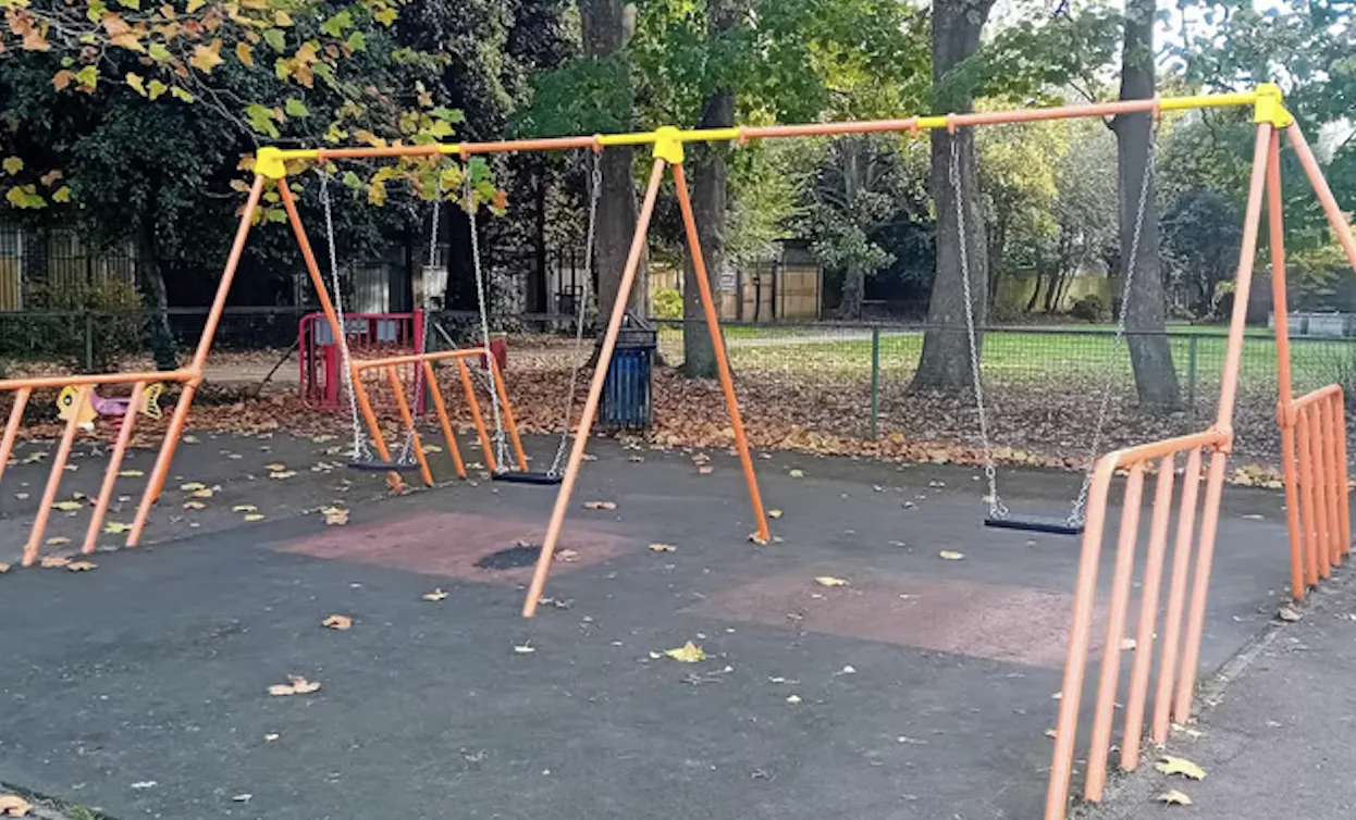 Midnight Gang Attack in Worthing Park Leaves Man Seriously Injured – Police Seek Witnesses