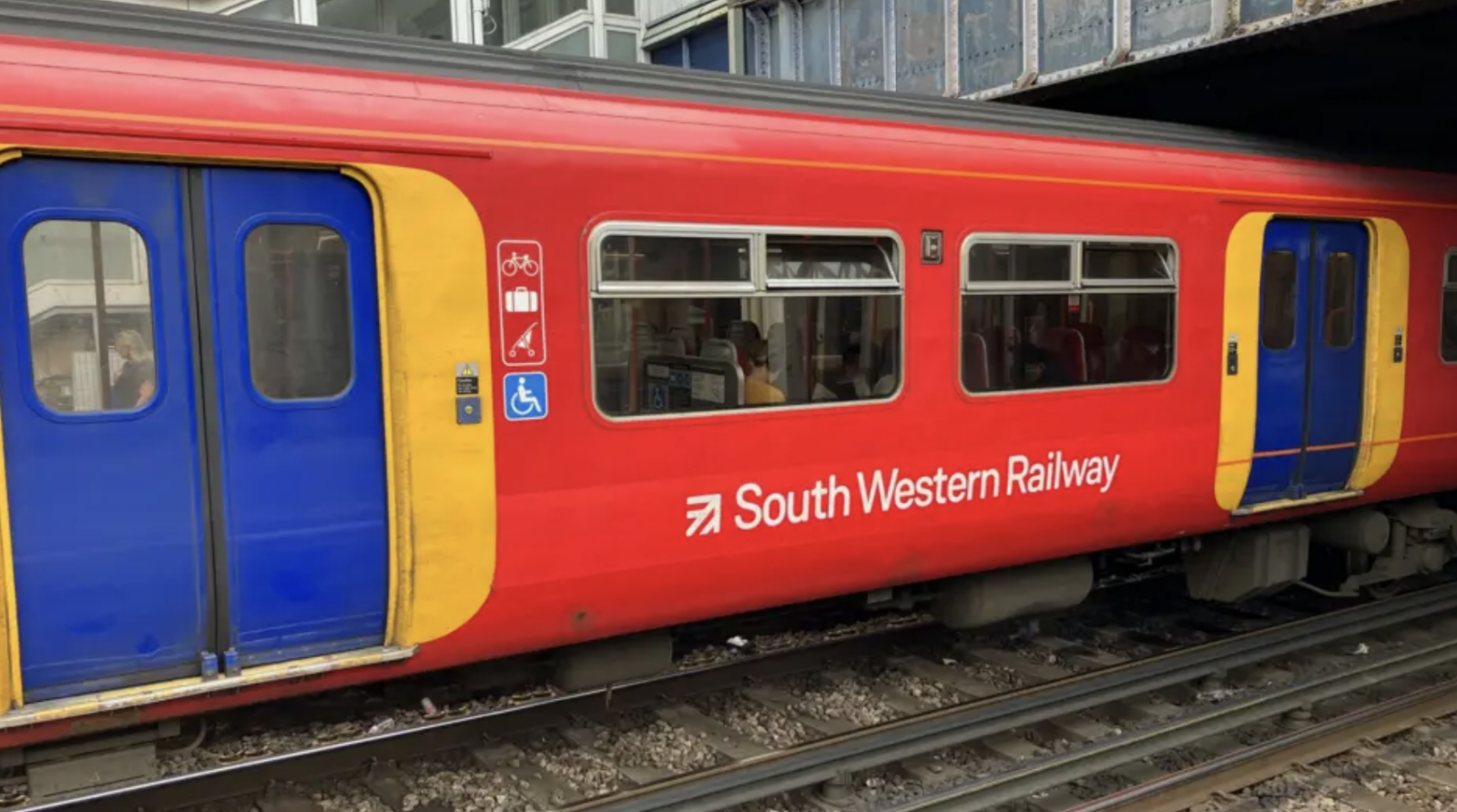 Emergency Incident Blocks All Trains Between Surbiton and Wimbledon – Massive Delays Expected Until Evening