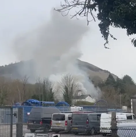 Fierce Blaze Near Folkestone Premier Inn Sends Thick Smoke Over M20 – Fire Crews Warn Motorists