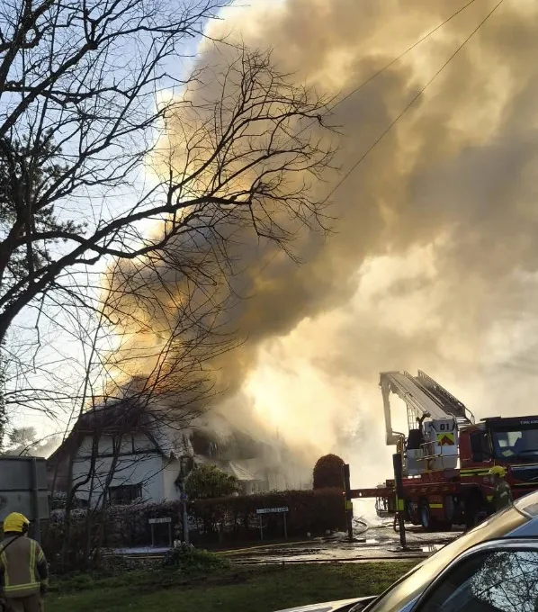 Massive Thatched Cottage Blaze in Basingstoke Sends 60 Firefighters Rushing to Scene