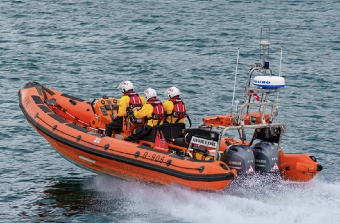 Emergency Teams Negotiate With Woman at Plymouth Hoe Amid Welfare Concern
