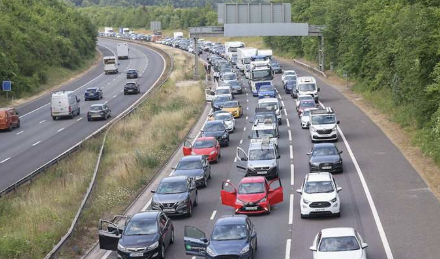 M25 Lorry Crash Causes Diesel Spill and Long Delays Near Sevenoak