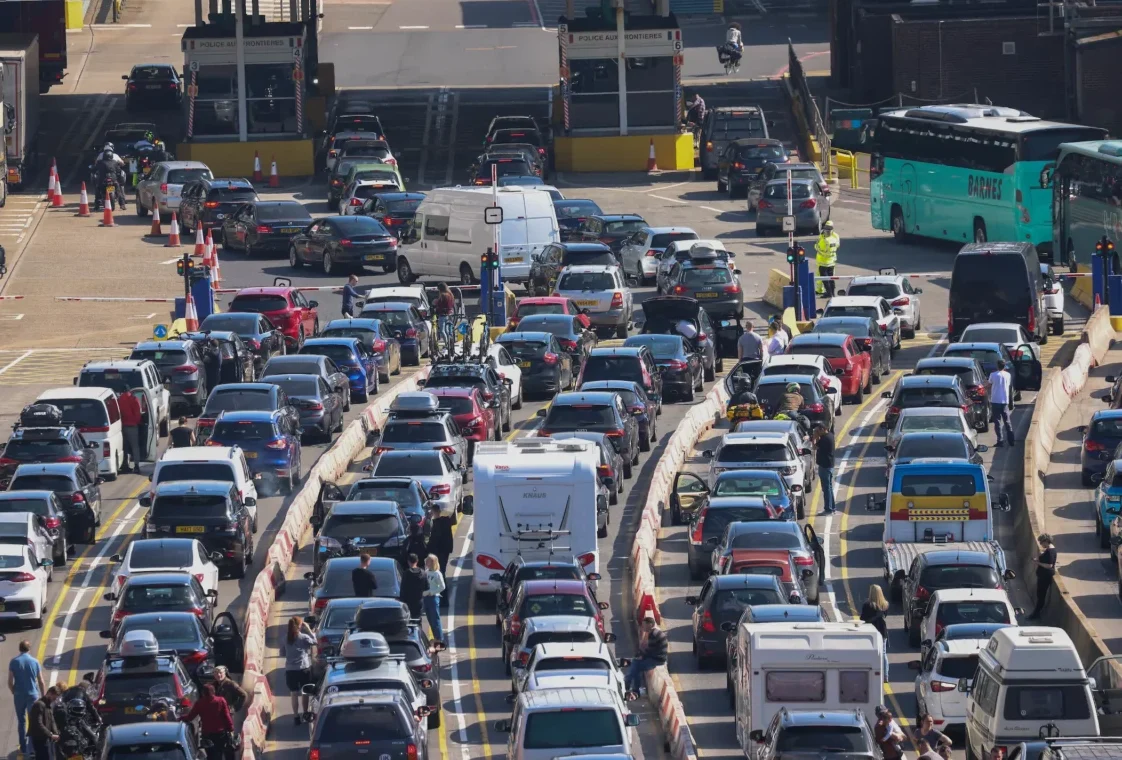 Dover Faces 4-Hour Delays as UK Braces for Bank Holiday Heatwave
