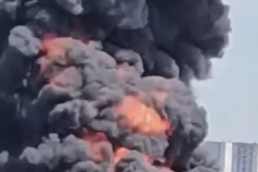 Huge Warehouse Fire Erupts In Bobigny Near Paris Sending Black Smoke