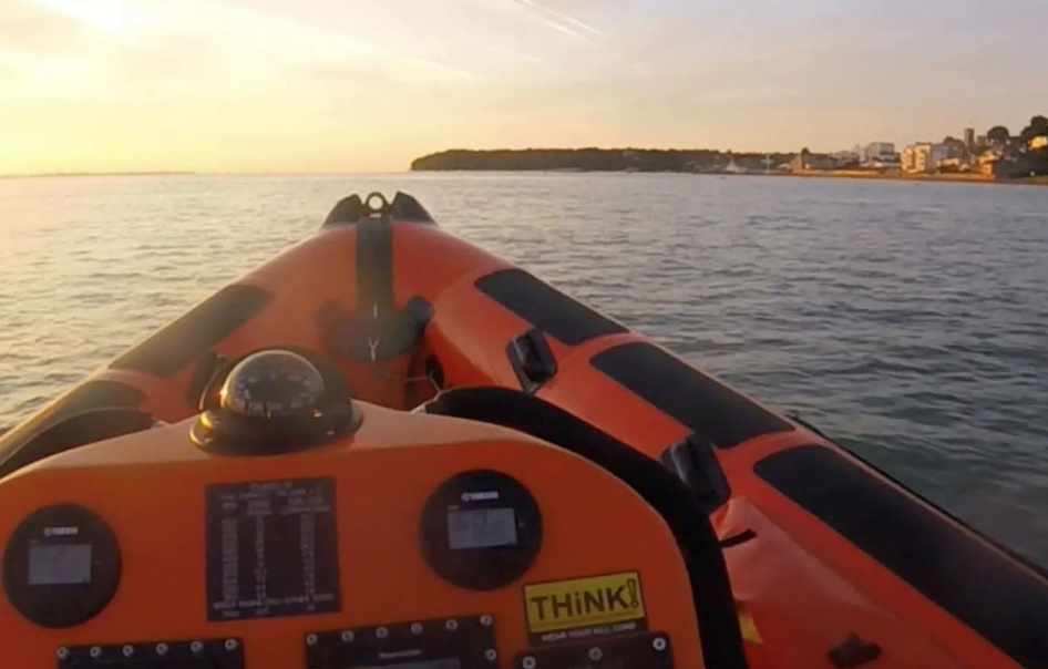 Calshot RNLI Rescues Dismasted Yacht in Solent Off Lepe
