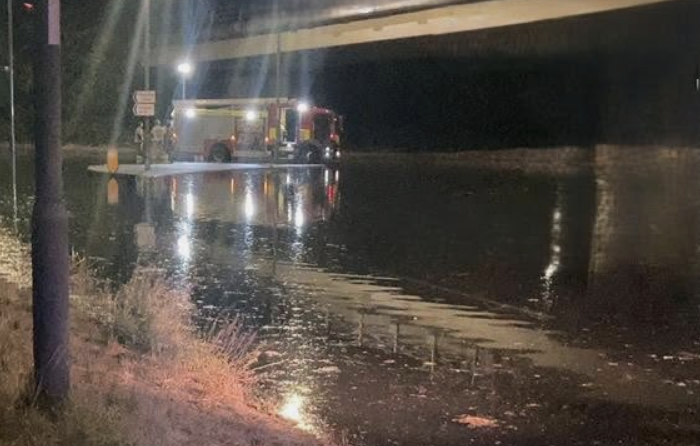 Burst water mains shut part of Chigwell Road as thousands could face supply problems