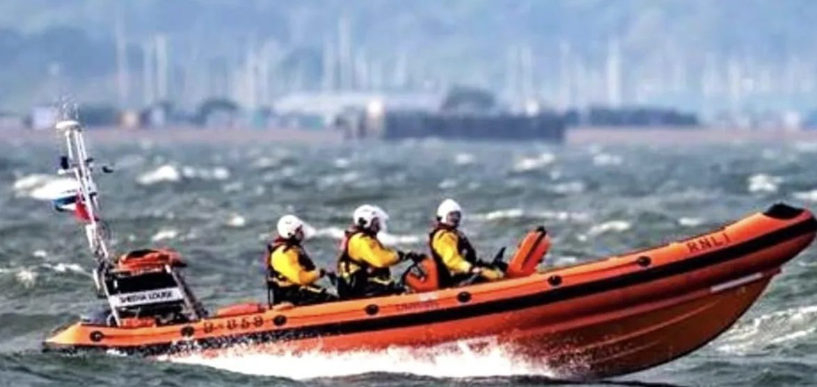Three rescued after dinghy capsizes off Isle of Wight