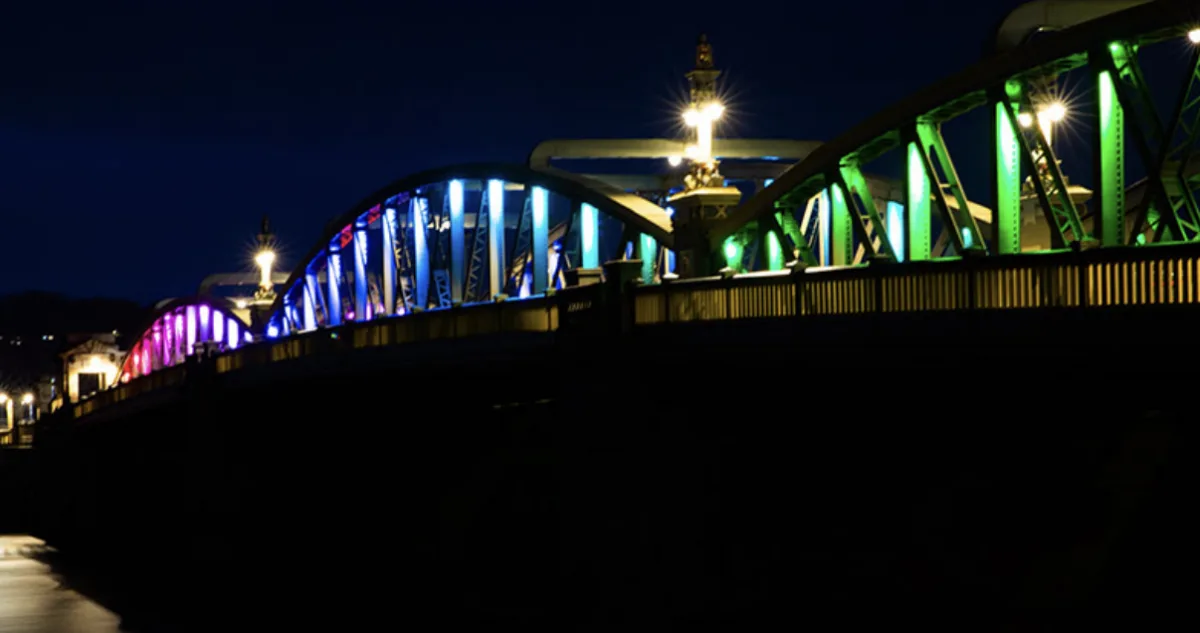 Woman brought to safety after emergency response on Rochester Bridge