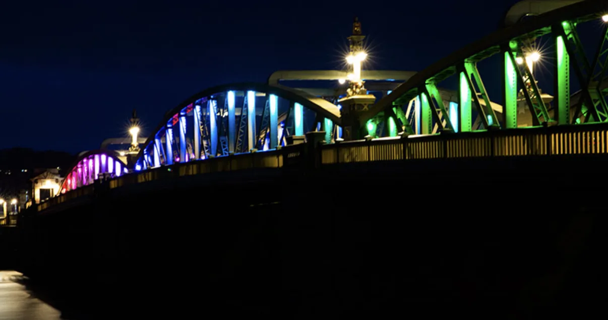 Woman brought to safety after emergency response on Rochester Bridge