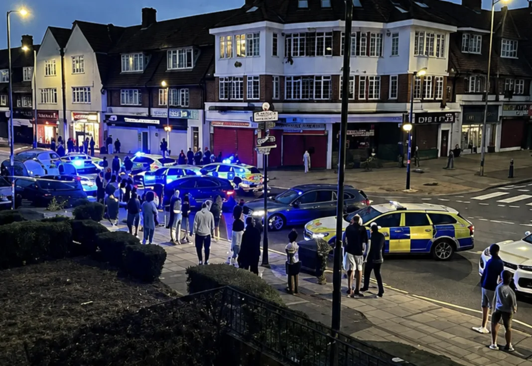 Van allegedly driven the wrong way along A20 before major police pursuit ends in Mottingham
