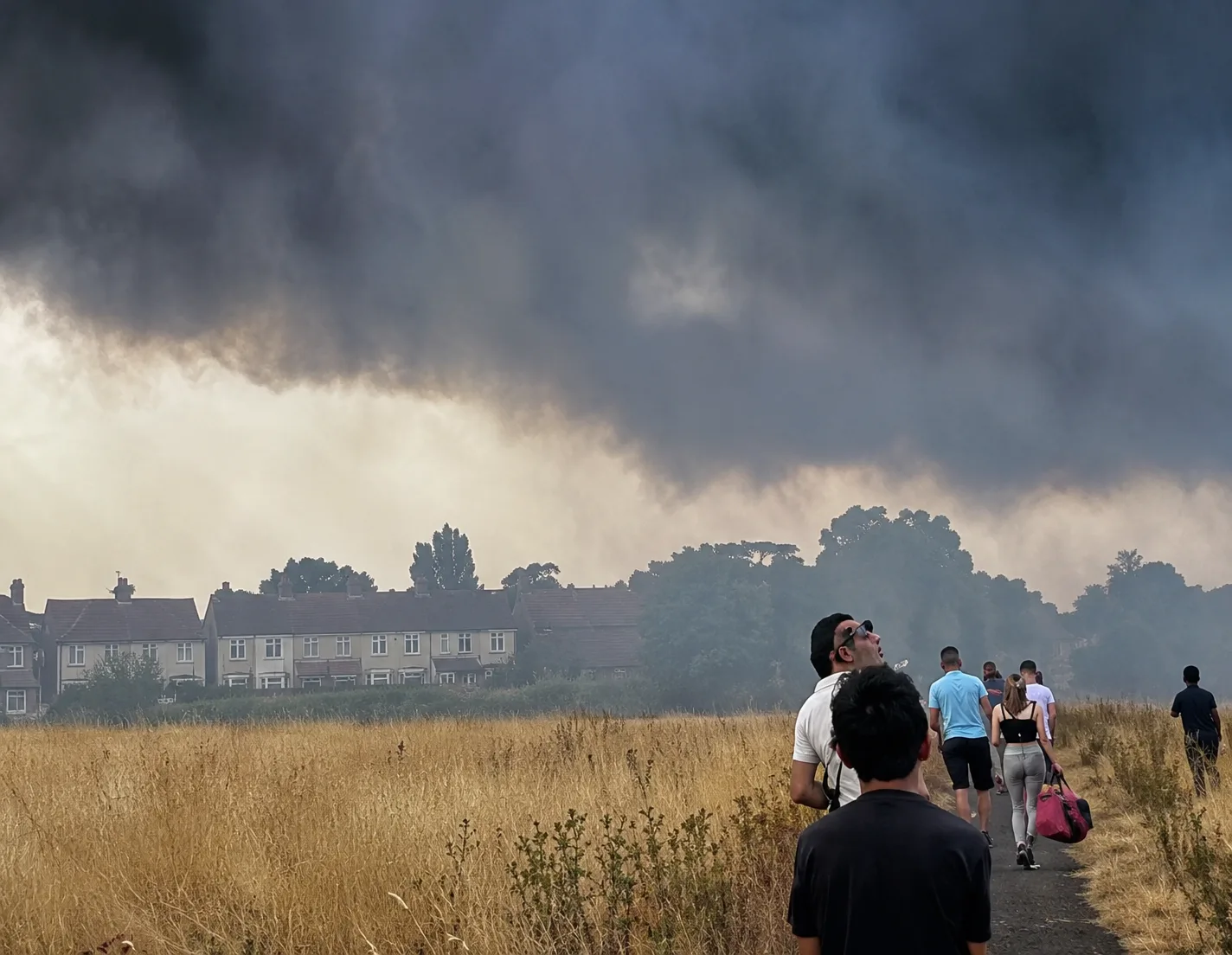 Huge Mitcham grassfire sees 125 firefighters deployed as residents told to shut windows