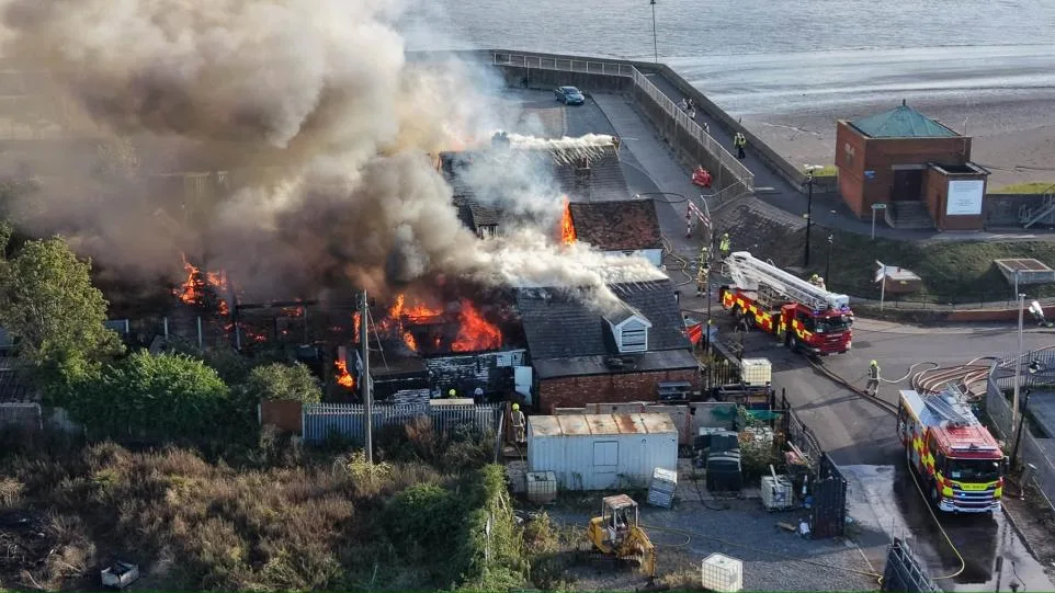 Explosions heard as major fire tears through historic Worlds End pub in Tilbury
