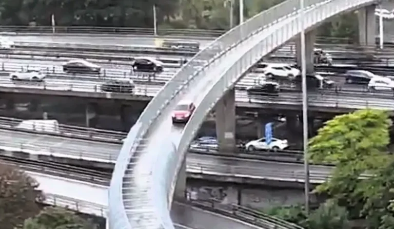 Driver gets stuck after mistakenly taking car onto footbridge over Glasgow’s M8