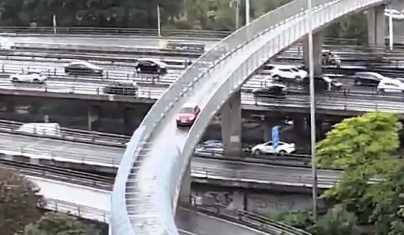 Driver gets stuck after mistakenly taking car onto footbridge over Glasgow’s M8