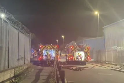 Eight fire crews tackle major building fire in Rhodesia, Worksop