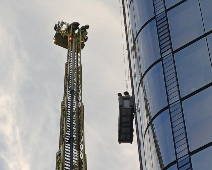 Window cleaners rescued from 15th floor after cradle fails in Southwark